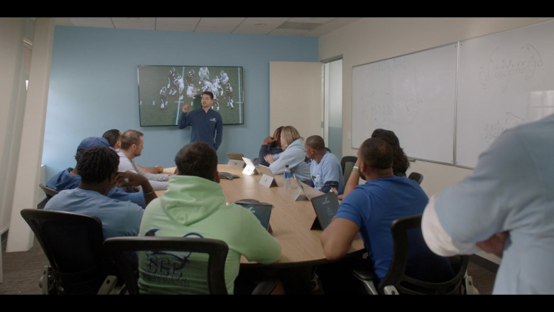 Microsoft Surface Tablets in All American S05E15 United in Grief (1)