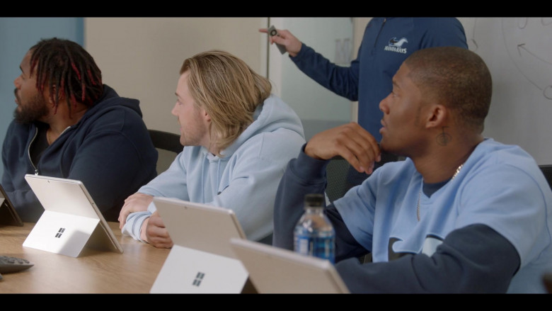 Microsoft Surface Tablets in All American S05E15 United in Grief (3)