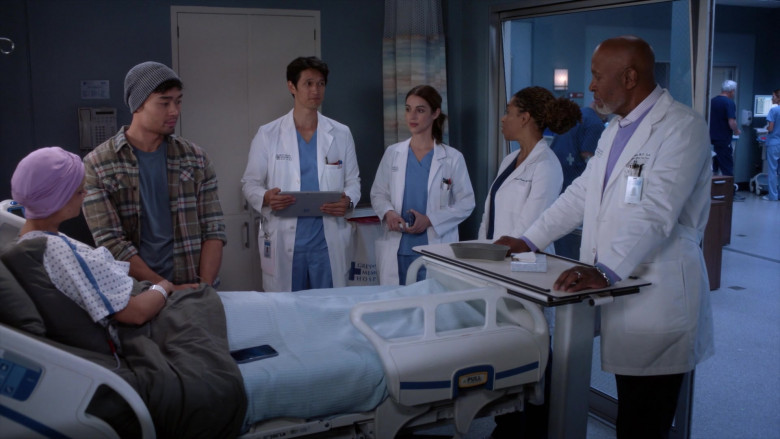 Microsoft Surface Tablets in Grey's Anatomy S19E09 Love Don't Cost a Thing (1)