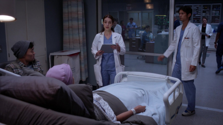 Microsoft Surface Tablets in Grey's Anatomy S19E09 Love Don't Cost a Thing (2)