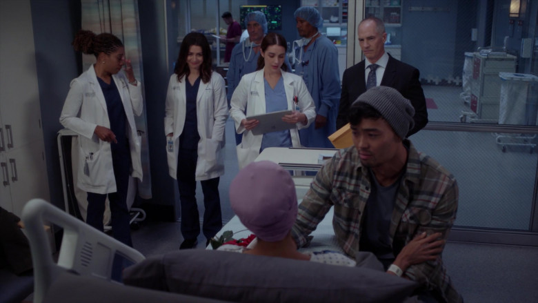 Microsoft Surface Tablets in Grey's Anatomy S19E09 Love Don't Cost a Thing (3)