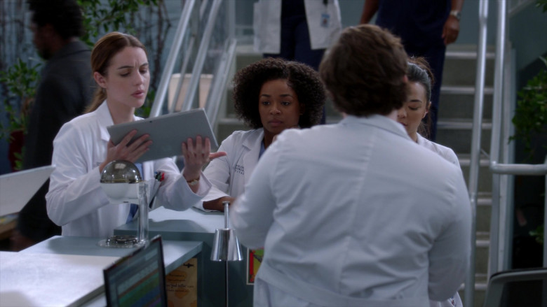 Microsoft Surface Tablets in Grey’s Anatomy S19E10 Sisters Are Doin’ It for Themselves (1)