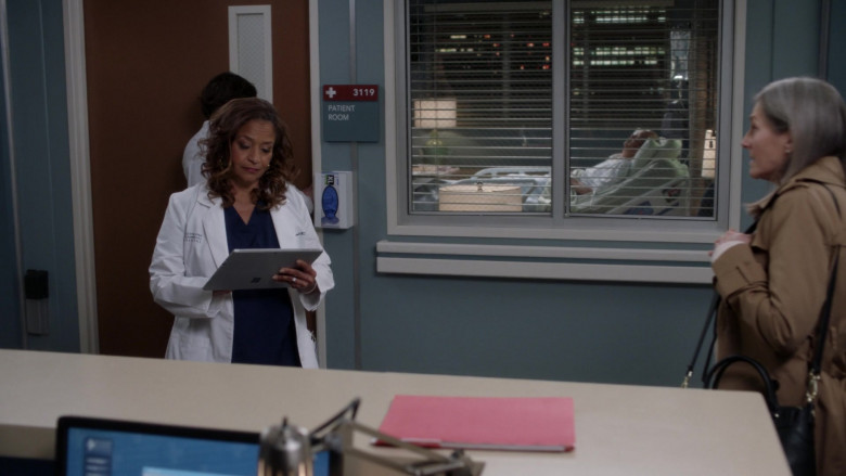 Microsoft Surface Tablets in Grey’s Anatomy S19E10 Sisters Are Doin’ It for Themselves (10)