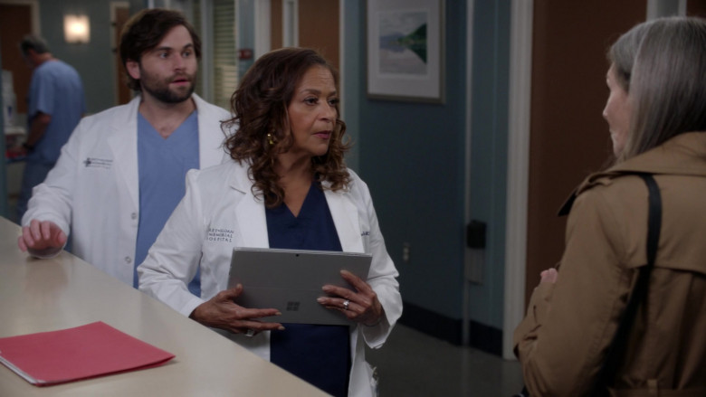 Microsoft Surface Tablets in Grey’s Anatomy S19E10 Sisters Are Doin’ It for Themselves (11)