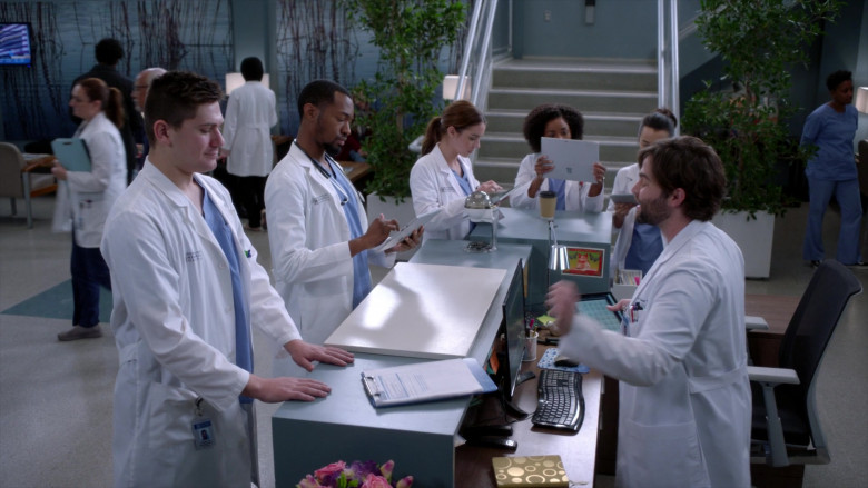 Microsoft Surface Tablets in Grey’s Anatomy S19E10 Sisters Are Doin’ It for Themselves (2)
