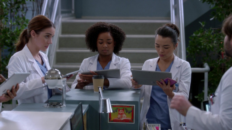 Microsoft Surface Tablets in Grey’s Anatomy S19E10 Sisters Are Doin’ It for Themselves (3)