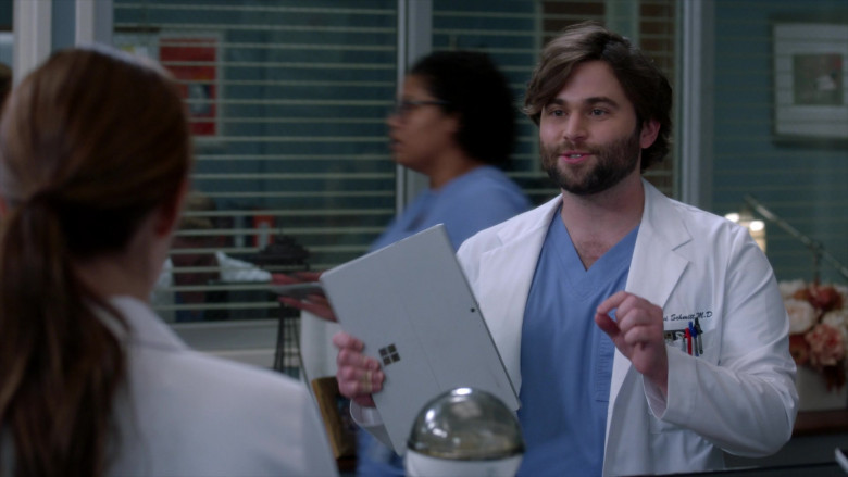 Microsoft Surface Tablets in Grey’s Anatomy S19E10 Sisters Are Doin’ It for Themselves (4)