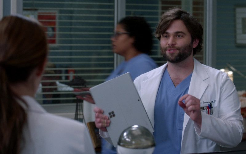 Microsoft Surface Tablets in Grey's Anatomy S19E10 Sisters Are Doin' It for Themselves (4)