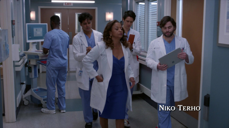 Microsoft Surface Tablets in Grey’s Anatomy S19E10 Sisters Are Doin’ It for Themselves (5)