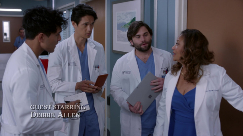 Microsoft Surface Tablets in Grey’s Anatomy S19E10 Sisters Are Doin’ It for Themselves (6)