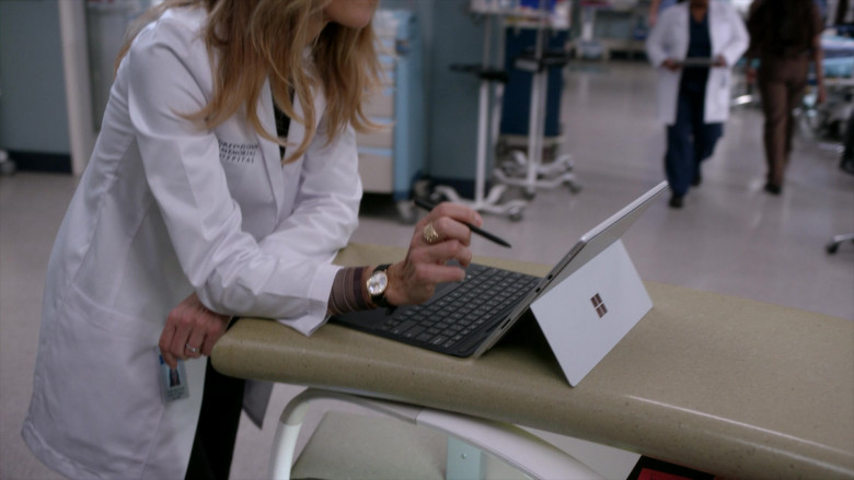 Microsoft Surface Tablets in Grey’s Anatomy S19E10 Sisters Are Doin’ It for Themselves (7)