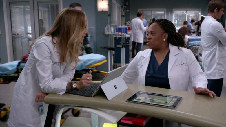 Microsoft Surface Tablets in Grey’s Anatomy S19E10 Sisters Are Doin’ It for Themselves (8)
