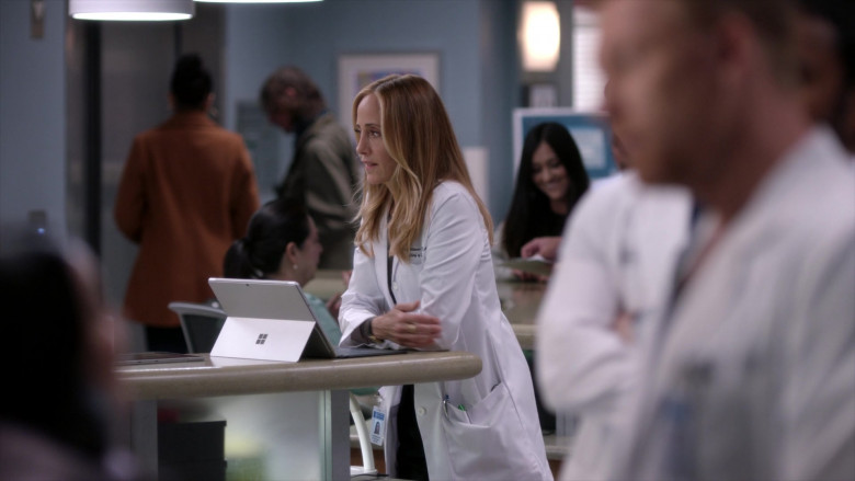 Microsoft Surface Tablets in Grey’s Anatomy S19E10 Sisters Are Doin’ It for Themselves (9)