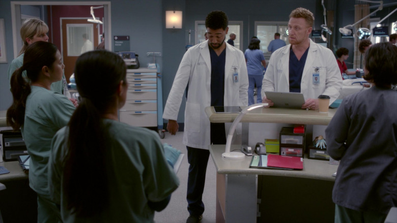 Microsoft Surface Tablets in Grey's Anatomy S19E11 Training Day (1)