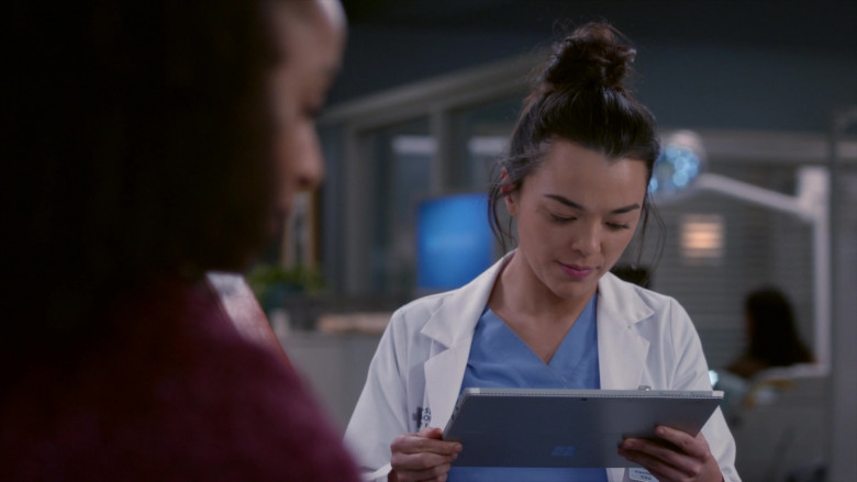 Microsoft Surface Tablets in Grey's Anatomy S19E11 Training Day (2)