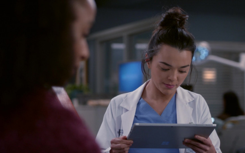 Microsoft Surface Tablets in Grey's Anatomy S19E11 Training Day (2)