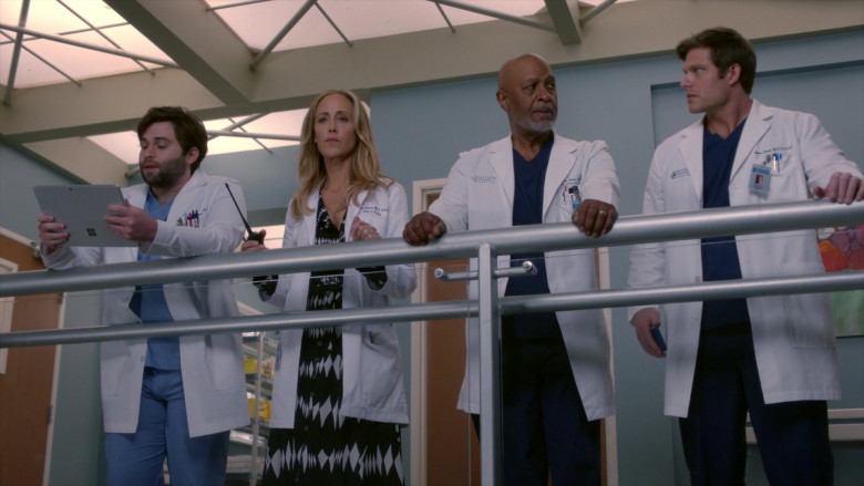 Microsoft Surface Tablets in Grey's Anatomy S19E11 Training Day (3)