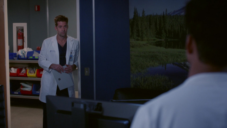 Microsoft Surface Tablets in Grey's Anatomy S19E11 Training Day (4)