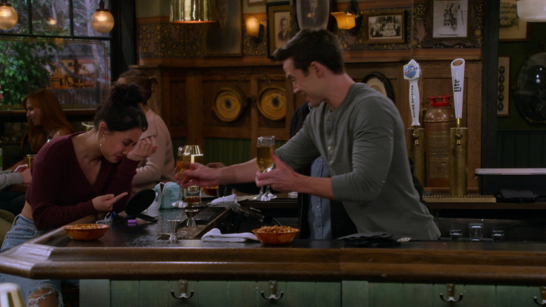 Miller Lite and Blue Moon Beer in How I Met Your Father S02E08 Rewardishment (3)