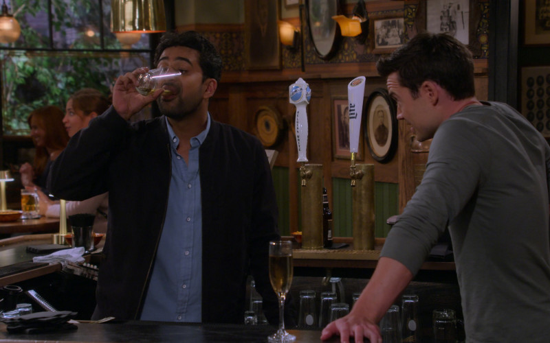 Miller Lite and Blue Moon Beer in How I Met Your Father S02E08 Rewardishment (4)