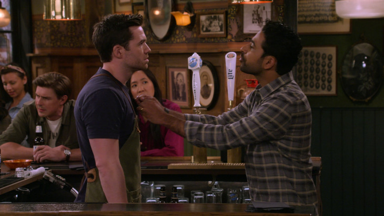 Miller Lite and Blue Moon Beer in How I Met Your Father S02E10 I'm His Swish (4)