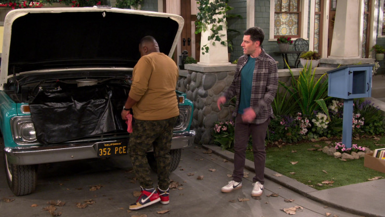 Nike Sneakers in The Neighborhood S05E15 Welcome to the Next Big Thing (2)
