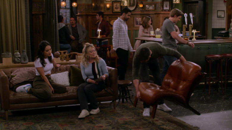 Nike Sneakers of Francia Raisa as Valentina in How I Met Your Father S02E09 The Welcome Protocol (1)