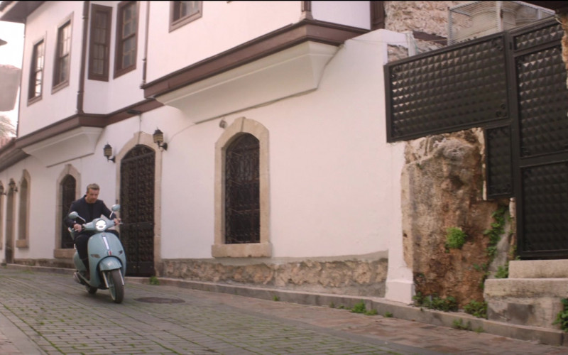 Piaggio Vespa Scooter in Operation Fortune Ruse de guerre Movie (2)