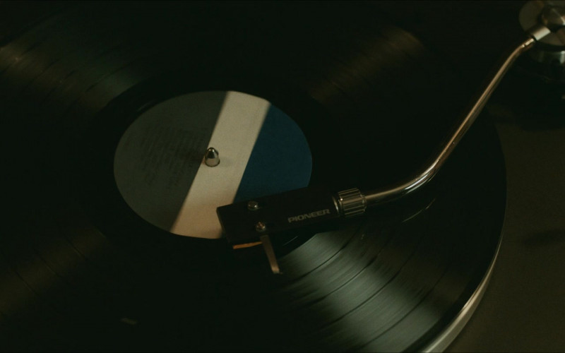 Pioneer Vinyl Player in Daisy Jones & The Six S01E08 Track 8 Looks Like We Made It (2023)