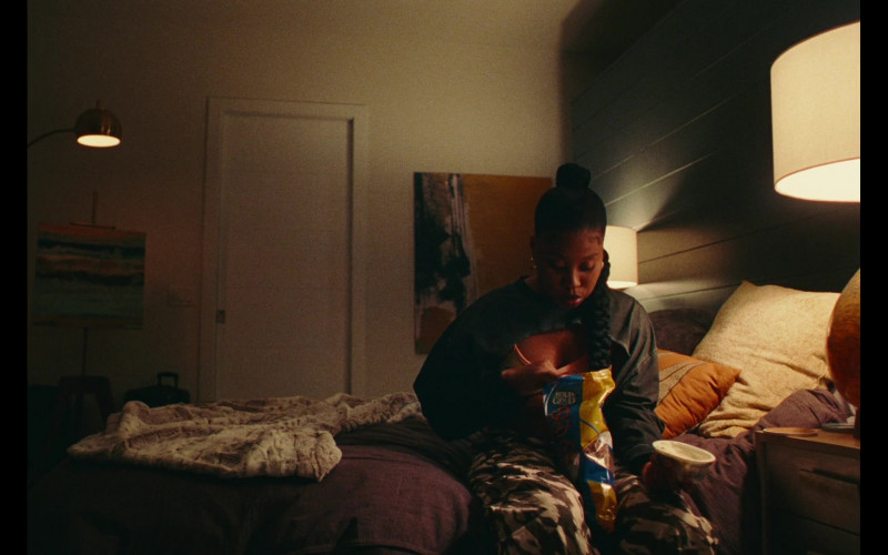 Rold Gold Pretzels Enjoyed by Dominique Fishback as Dre in Swarm S01E02 Honey (1)