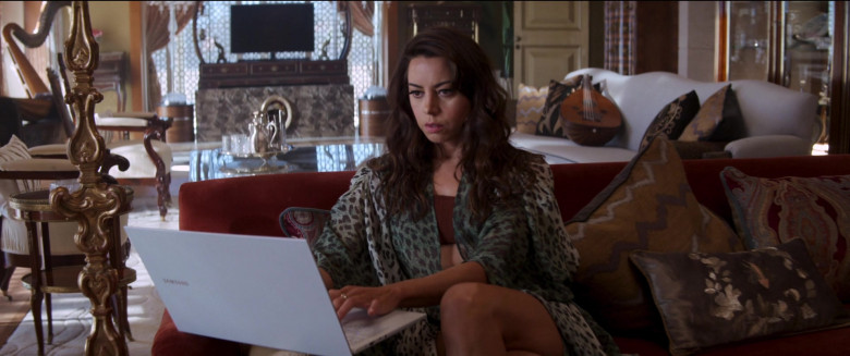 Samsung Laptop Computer Used by Aubrey Plaza as Sarah Fidel in Operation Fortune Ruse de guerre 2023 Movie (3)