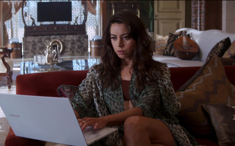 Samsung Laptop Computer Used by Aubrey Plaza as Sarah Fidel in Operation Fortune Ruse de guerre 2023 Movie (3)