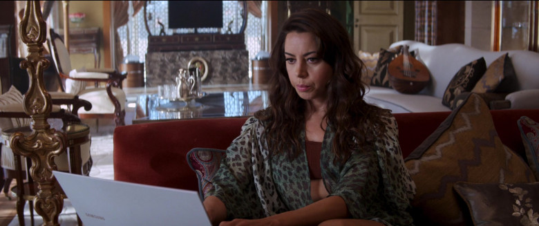 Samsung Laptop Computer Used by Aubrey Plaza as Sarah Fidel in Operation Fortune Ruse de guerre 2023 Movie (4)