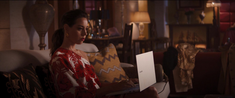 Samsung Laptop Computer Used by Aubrey Plaza as Sarah Fidel in Operation Fortune Ruse de guerre 2023 Movie (5)