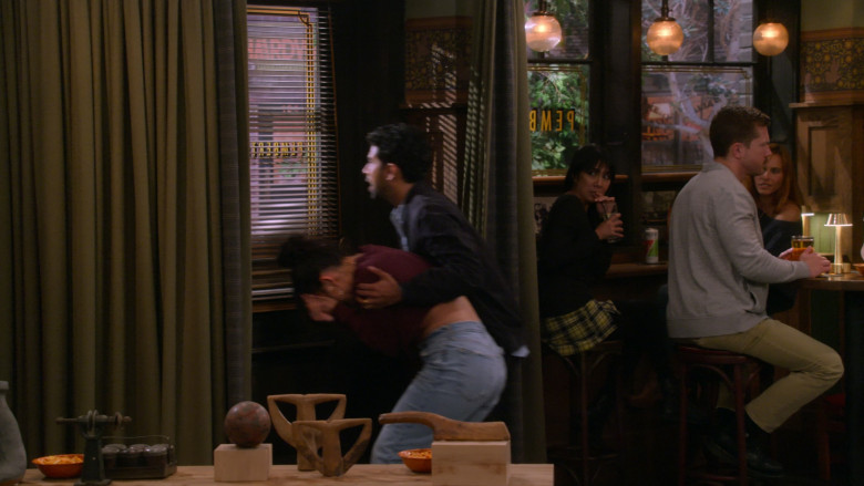 Vizzy Hard Seltzer Cans in How I Met Your Father S02E08 Rewardishment (2)