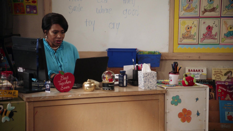Acer Monitors in Abbott Elementary S02E20 Educator of the Year (3)