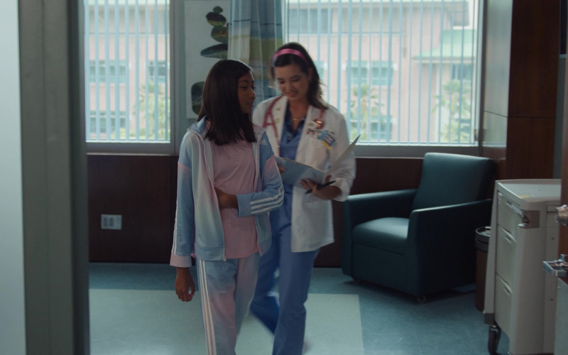 Adidas Women's Tracksuit in Doogie Kameāloha, M.D. S02E03 Message from the Chief (1)