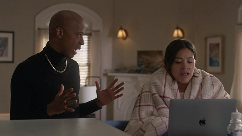 Apple MacBook Air Laptop Used by Actress Gina Rodriguez in Not Dead Yet S01E10 Not Well Yet (2)