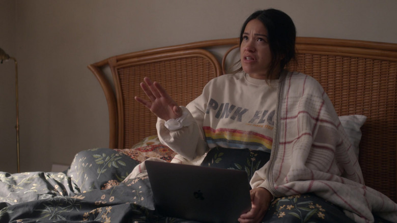 Apple MacBook Air Laptop Used by Actress Gina Rodriguez in Not Dead Yet S01E10 Not Well Yet (5)