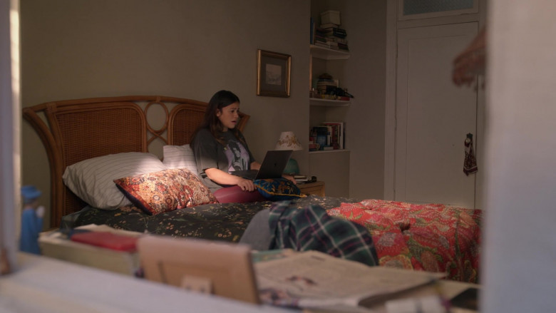 Apple MacBook Air Laptop of Gina Rodriguez as Nell Serrano in Not Dead Yet S01E08 Not Friends Yet (1)