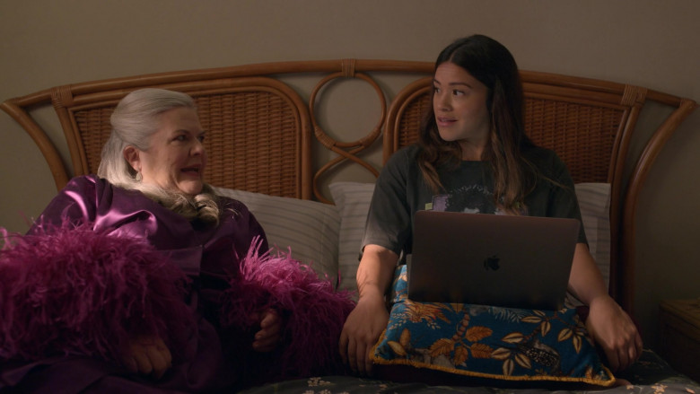 Apple MacBook Air Laptop of Gina Rodriguez as Nell Serrano in Not Dead Yet S01E08 Not Friends Yet (2)