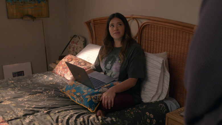 Apple MacBook Air Laptop of Gina Rodriguez as Nell Serrano in Not Dead Yet S01E08 Not Friends Yet (3)