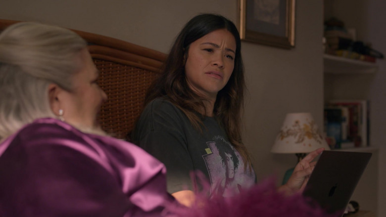 Apple MacBook Air Laptop of Gina Rodriguez as Nell Serrano in Not Dead Yet S01E08 Not Friends Yet (4)