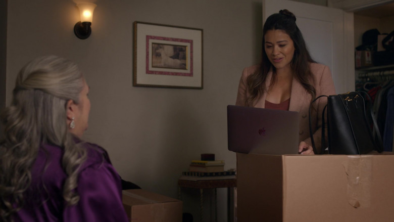 Apple MacBook Air Laptop of Gina Rodriguez as Nell Serrano in Not Dead Yet S01E08 Not Friends Yet (5)