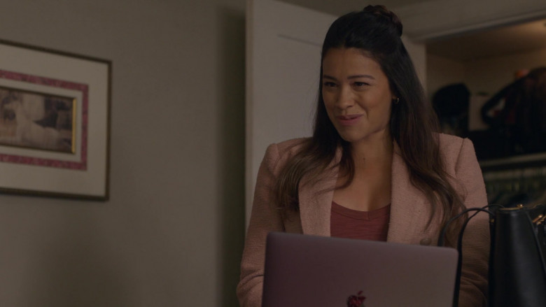 Apple MacBook Air Laptop of Gina Rodriguez as Nell Serrano in Not Dead Yet S01E08 Not Friends Yet (6)