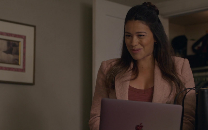 Apple MacBook Air Laptop of Gina Rodriguez as Nell Serrano in Not Dead Yet S01E08 Not Friends Yet (6)