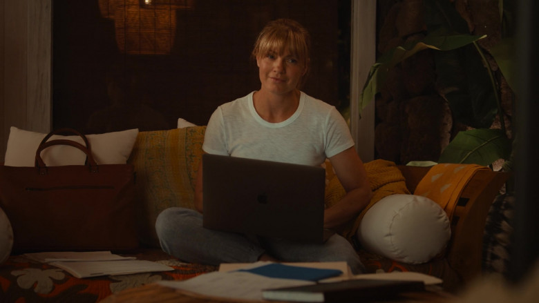 Apple MacBook Laptop Used by Kathleen Rose Perkins as Dr. Clara Hannon in Doogie Kameāloha, M.D. S02E01 A Hui Huo (7)