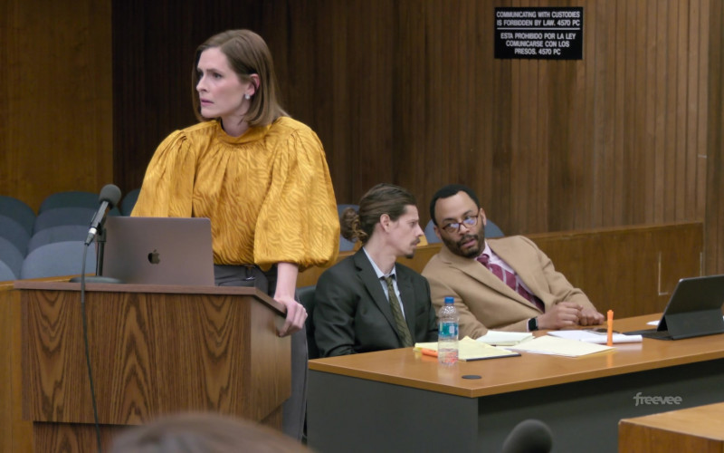 Apple MacBook Laptop in Jury Duty S01E06 Closing Arguments (2023)