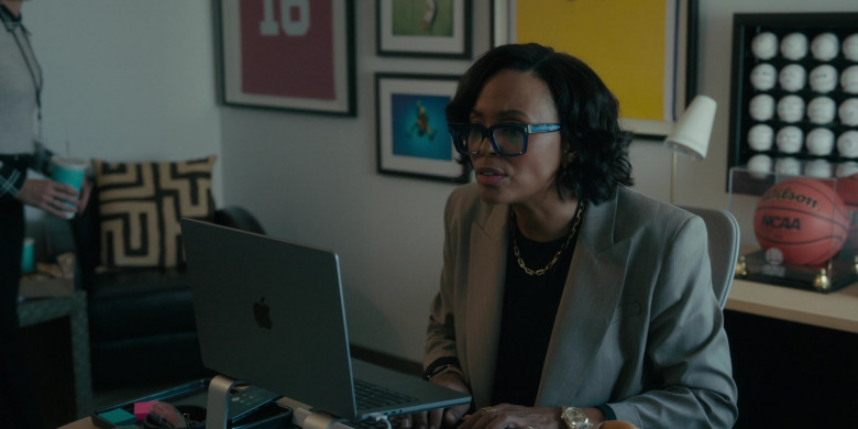 Apple MacBook Laptop in The Last Thing He Told Me S01E03 Keep Austin Weird (2023)