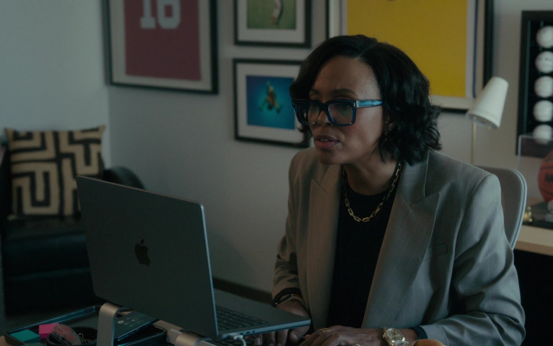 Apple MacBook Laptop in The Last Thing He Told Me S01E03 Keep Austin Weird (2023)
